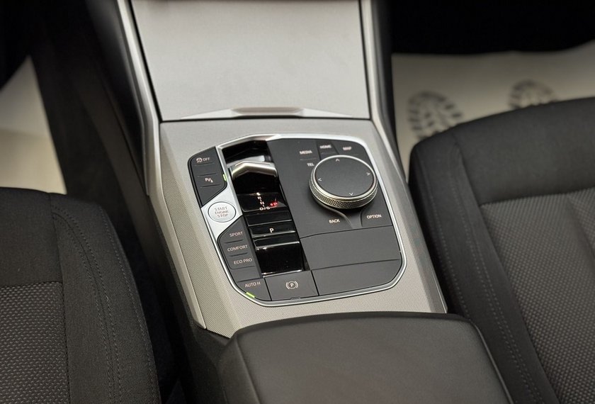 BMW 320 320 d Touring xDrive *LED*AHK*Curved*Shadow*MJ23