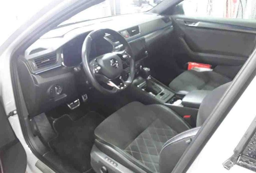 Skoda Superb Superb Combi 2.0 TDI DSG Sportline AHK/Area View