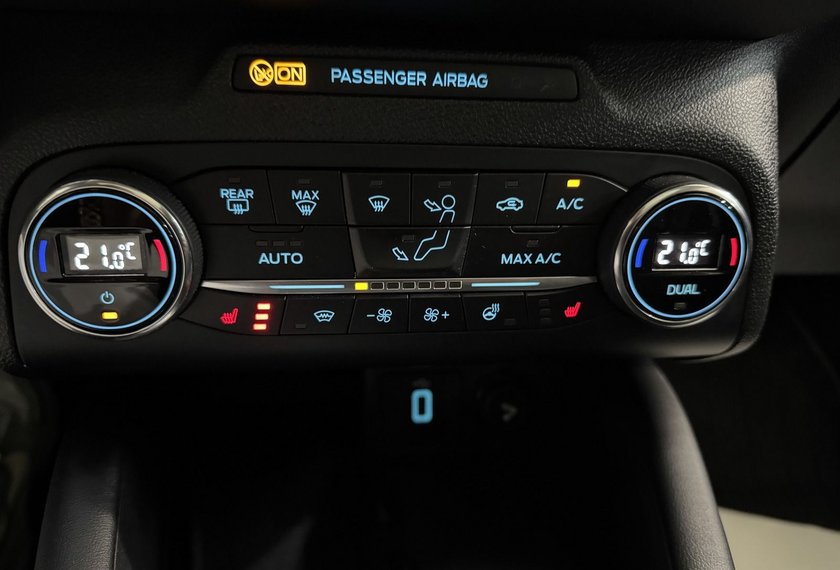 Ford Focus Focus Lim VIGNALE 1.5 EB *AHK*PANO*SCHÖN VOLL*