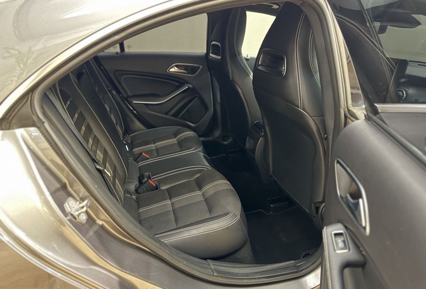 Mercedes-Benz CLA 180 CLA 180 Coupé *LED*Navi*Kamera*AHK*17Z-AMG*