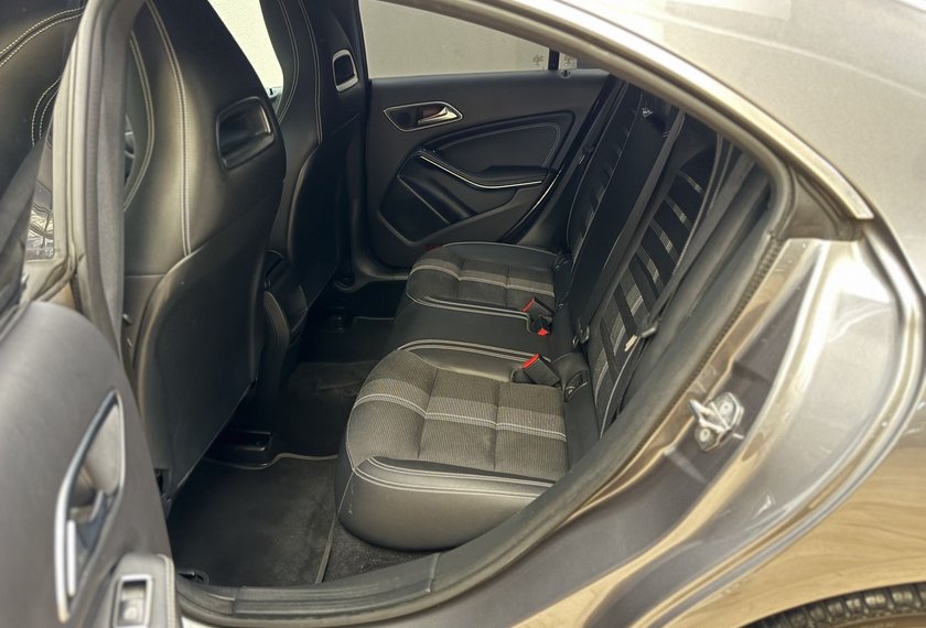 Mercedes-Benz CLA 180 CLA 180 Coupé *LED*Navi*Kamera*AHK*17Z-AMG*