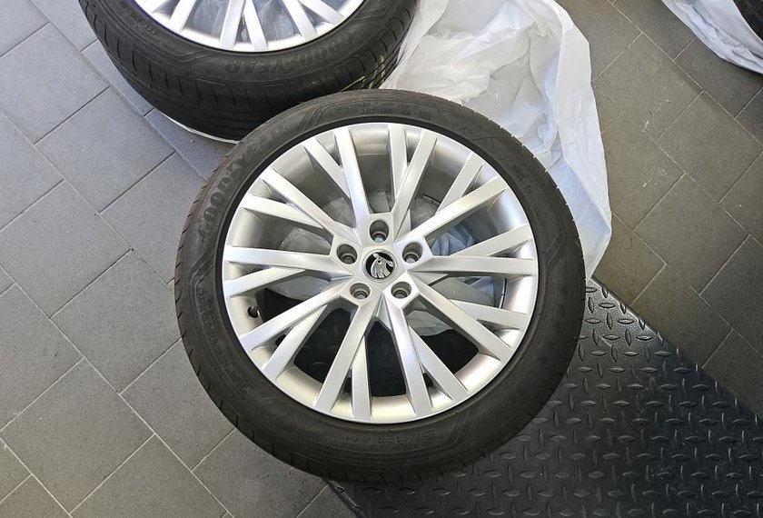 Skoda Superb Superb Combi 2.0 TDI Style DSG Leder/AHK/StHz/18