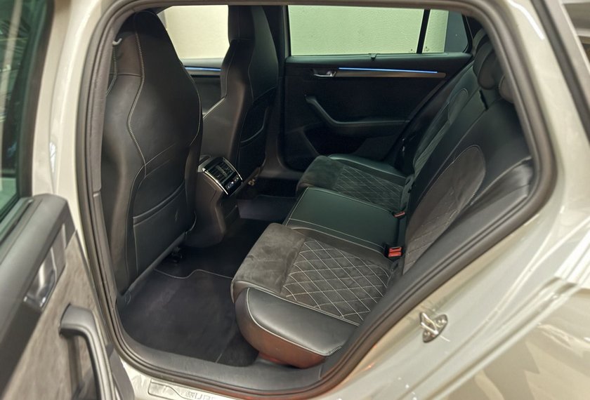 Skoda Superb Superb Combi 2.0 TDI DSG Sportline AHK/Area View