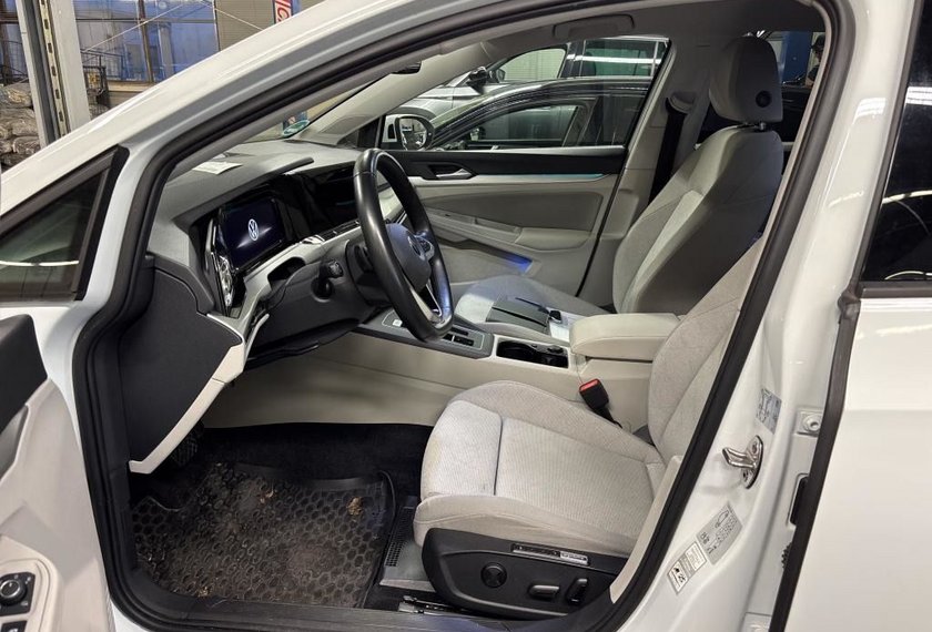 Volkswagen Golf Golf VIII Lim.1.5 eTSI DSG Head-Up/Side&amp;Lane/Nav