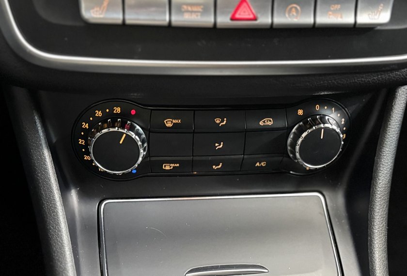 Mercedes-Benz CLA 180 CLA 180 Coupé *LED*Navi*Kamera*AHK*17Z-AMG*