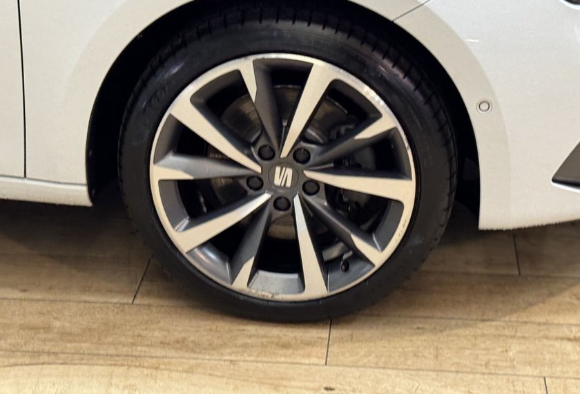 Seat Leon Leon 1.4 TSI e-HYBRID DSG Kamera/Navi/LED/18/ FR