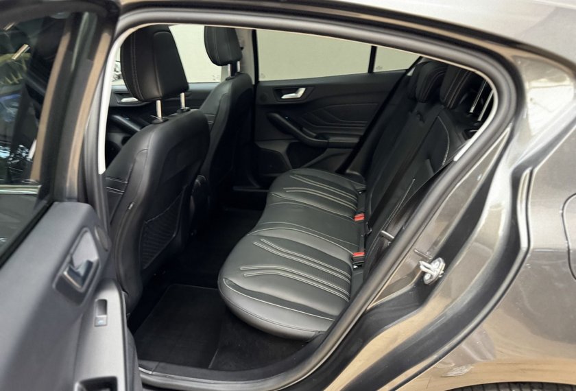 Ford Focus Focus Lim VIGNALE 1.5 EB *AHK*PANO*SCHÖN VOLL*