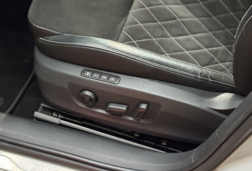 Skoda Superb Superb Combi 2.0 TDI DSG Sportline AHK/Area View