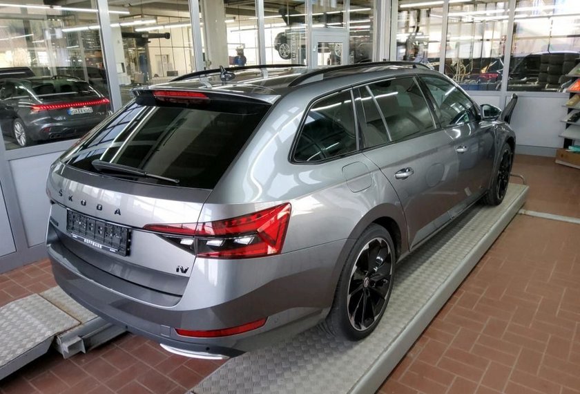 Skoda Superb Superb iV Combi Sportline 1.4 TSI DSG AHK/Kamera