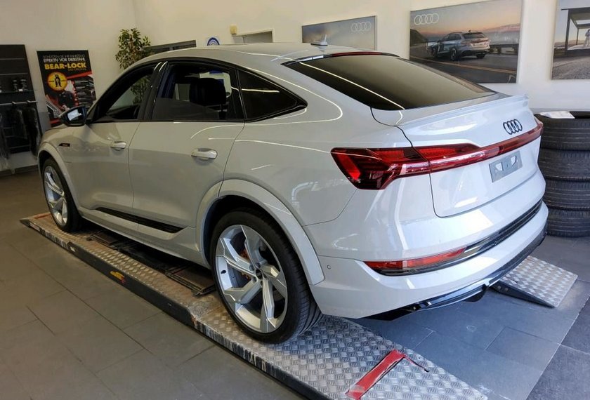 Audi e-tron e-tron S Sportback Pano/AHK/22/Nardograu/UPE129/
