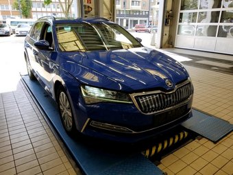 Skoda Superb Superb iV Combi Ambition 1.4 TSI DSG Side&amp;Lane