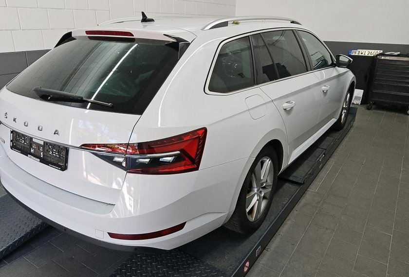 Skoda Superb Superb Combi 2.0 TDI Style DSG Leder/AHK/StHz/18