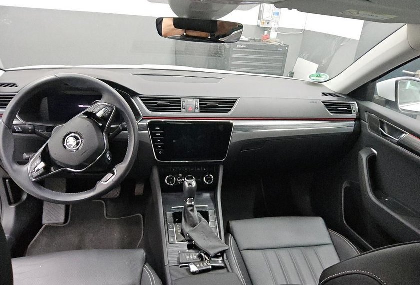 Skoda Superb Superb Combi 2.0 TDI Style DSG Leder/AHK/StHz/18